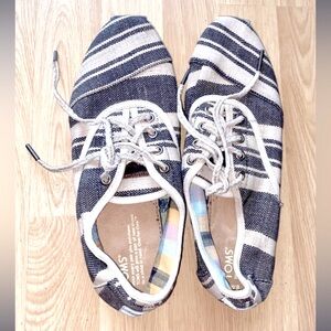 NWOT Toms Canvas Shoes 9W